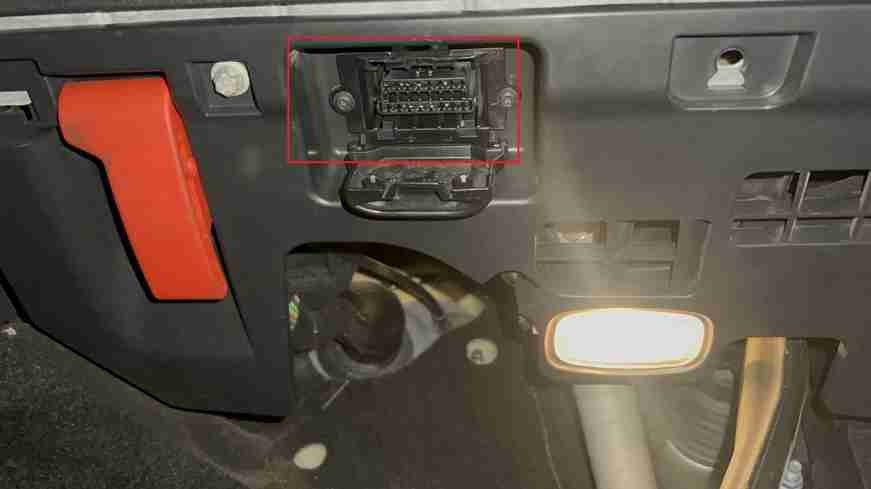 Emplacement de la prise OBD2 sous le tableau de bord d une Mercedes Classe A W176