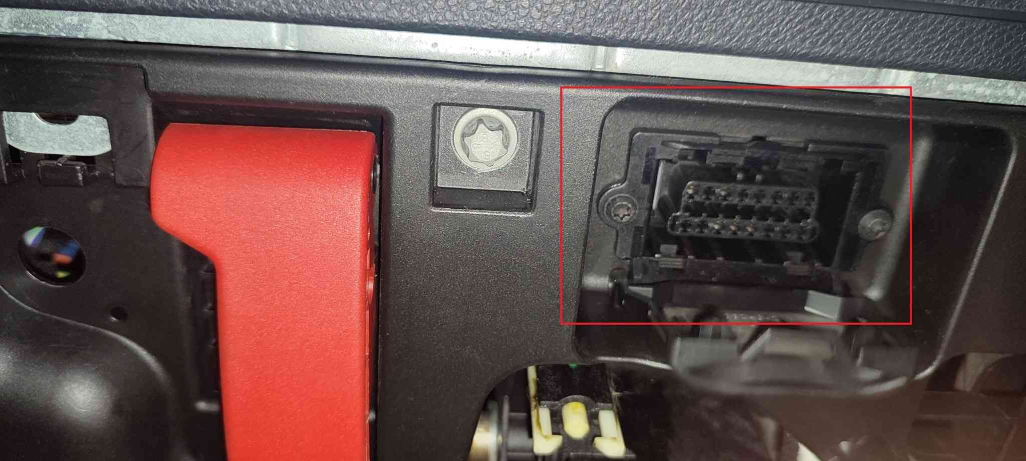 Emplacement de la prise OBD2 sur une Mercedes Classe B 180 CDI pour diagnostic
