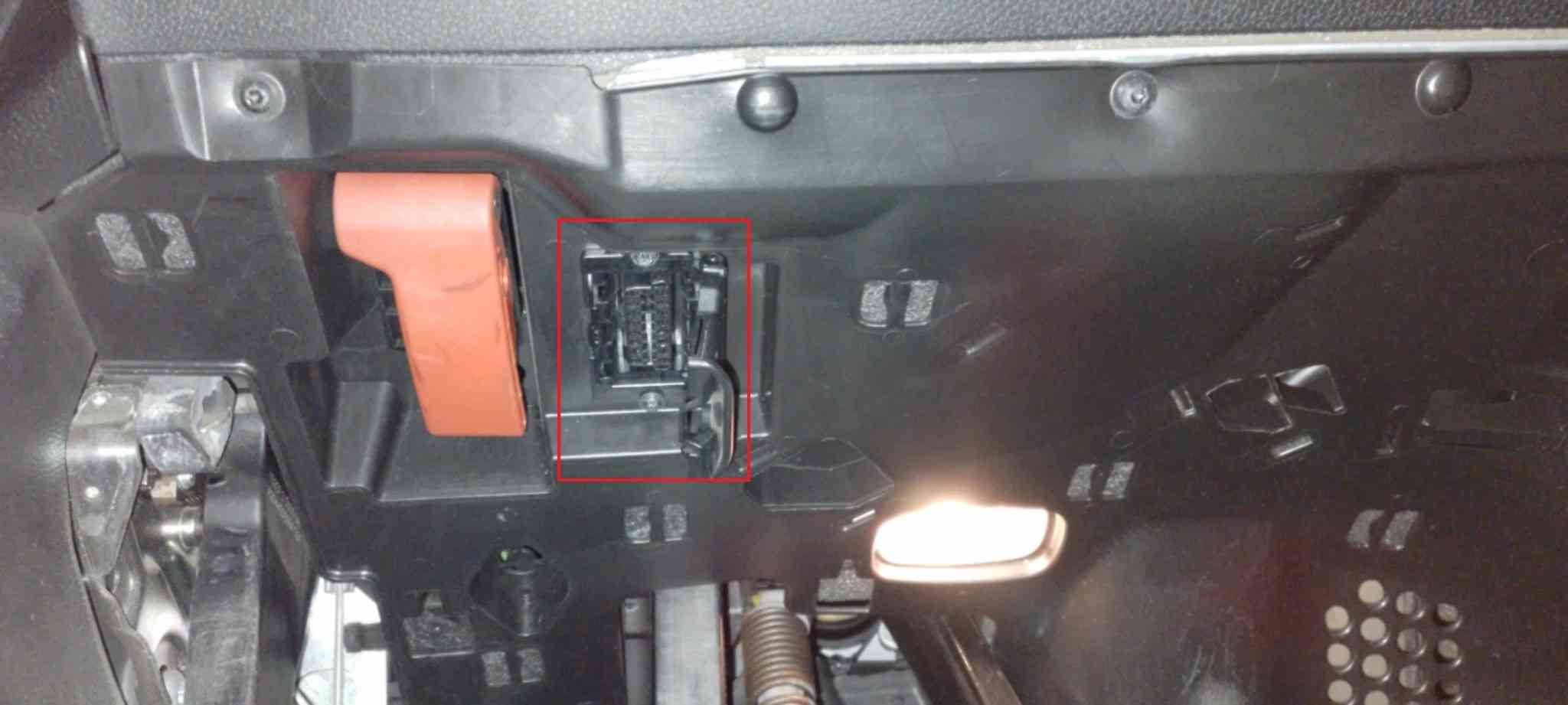 Emplacement de la prise OBD2 sous le tableau de bord d une Mercedes Classe C 200