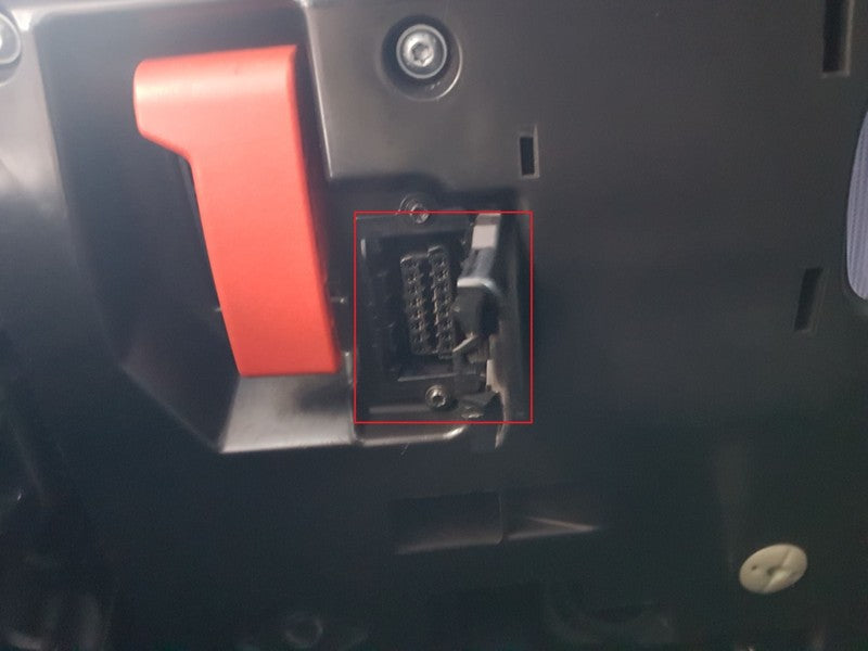 Emplacement de la prise OBD2 noire sous le tableau de bord d une Mercedes Classe E 220