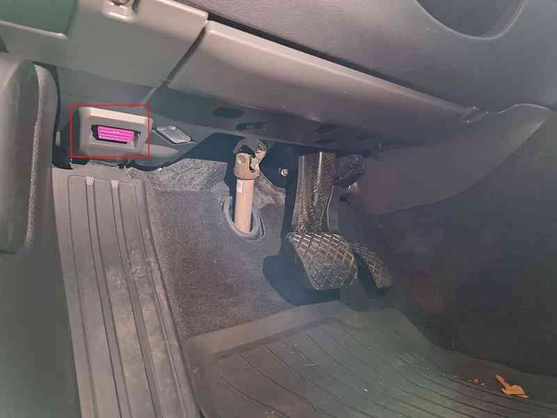 Emplacement de la prise OBD de diagnostic violette sous le volant d une Mercedes GLA 250e