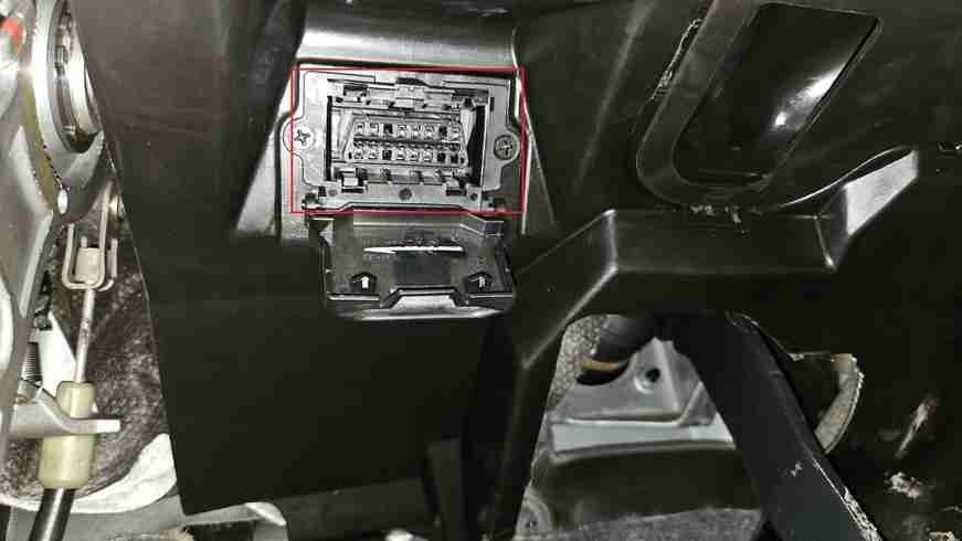 Emplacement de la prise OBD2 de diagnostic sous le volant d une Mercedes ML 400