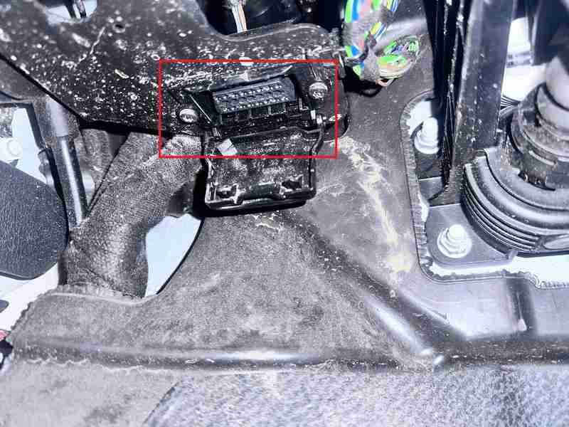 Prise de diagnostic OBD2 sous le tableau de bord d une Mercedes Vito pour valise iCarsoft
