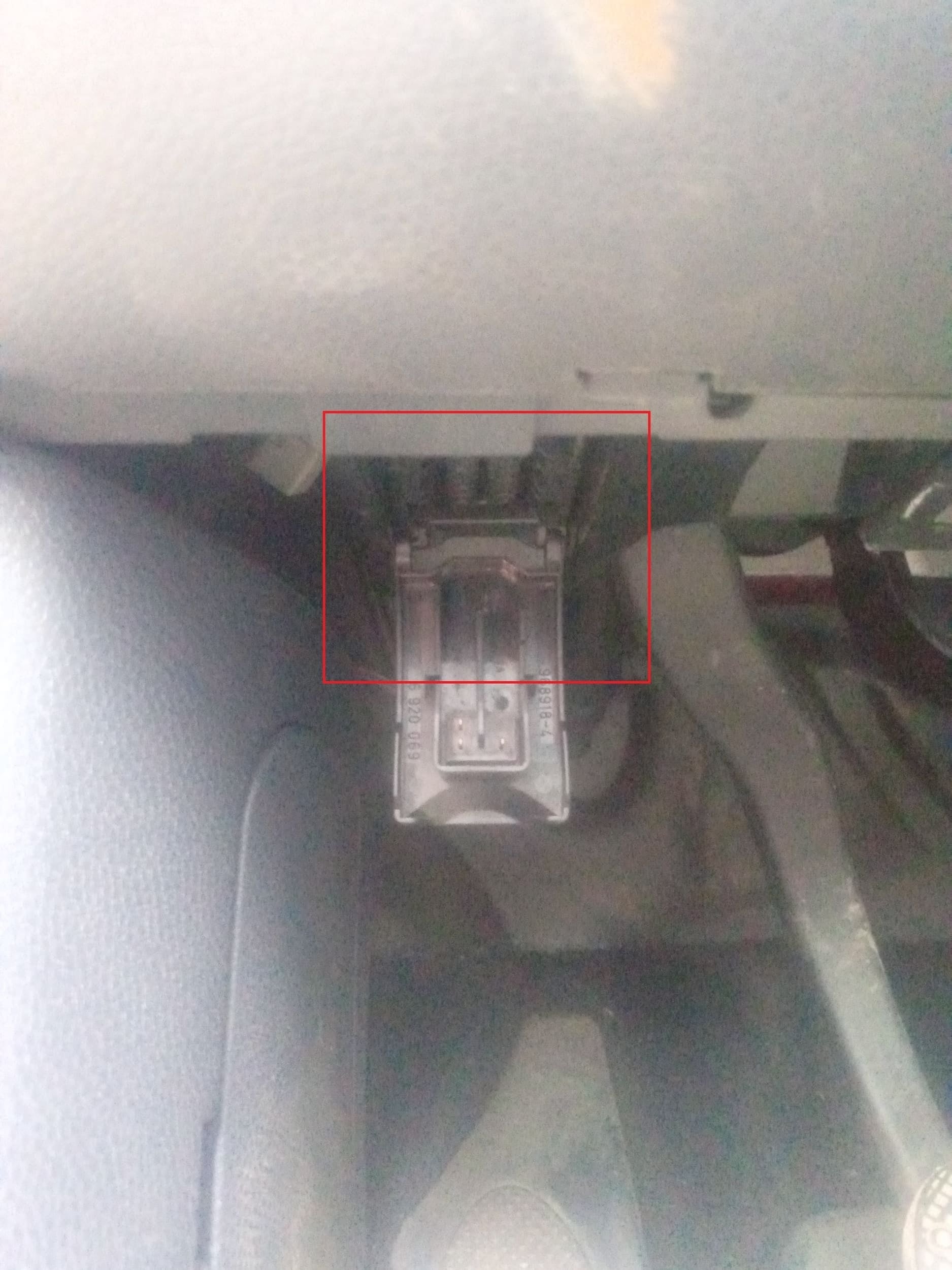 Emplacement de la prise OBD2 sous le tableau de bord d une Mini One D R50