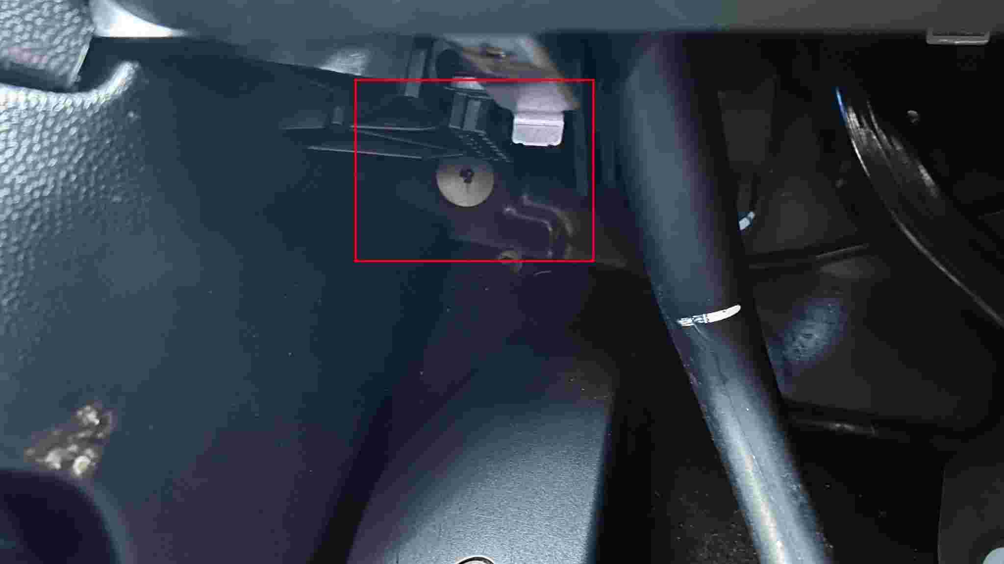 Localisation de la prise de diagnostic OBD2 sous le tableau de bord d une Mini One F56