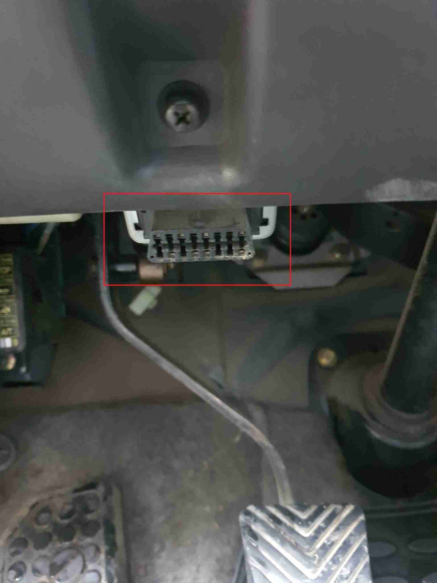 Emplacement de la prise OBD2 de diagnostic sous le tableau de bord d un Mitsubishi Pajero Sport
