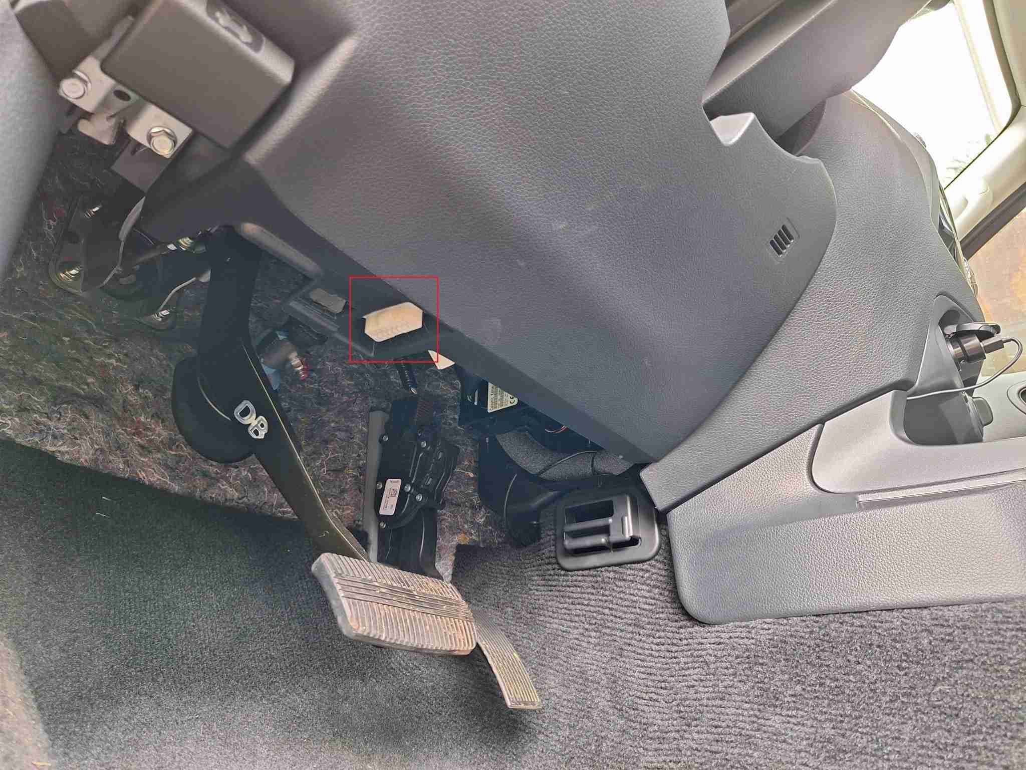 Emplacement de la prise OBD2 sous le tableau de bord d un Nissan Navara Pro 4X