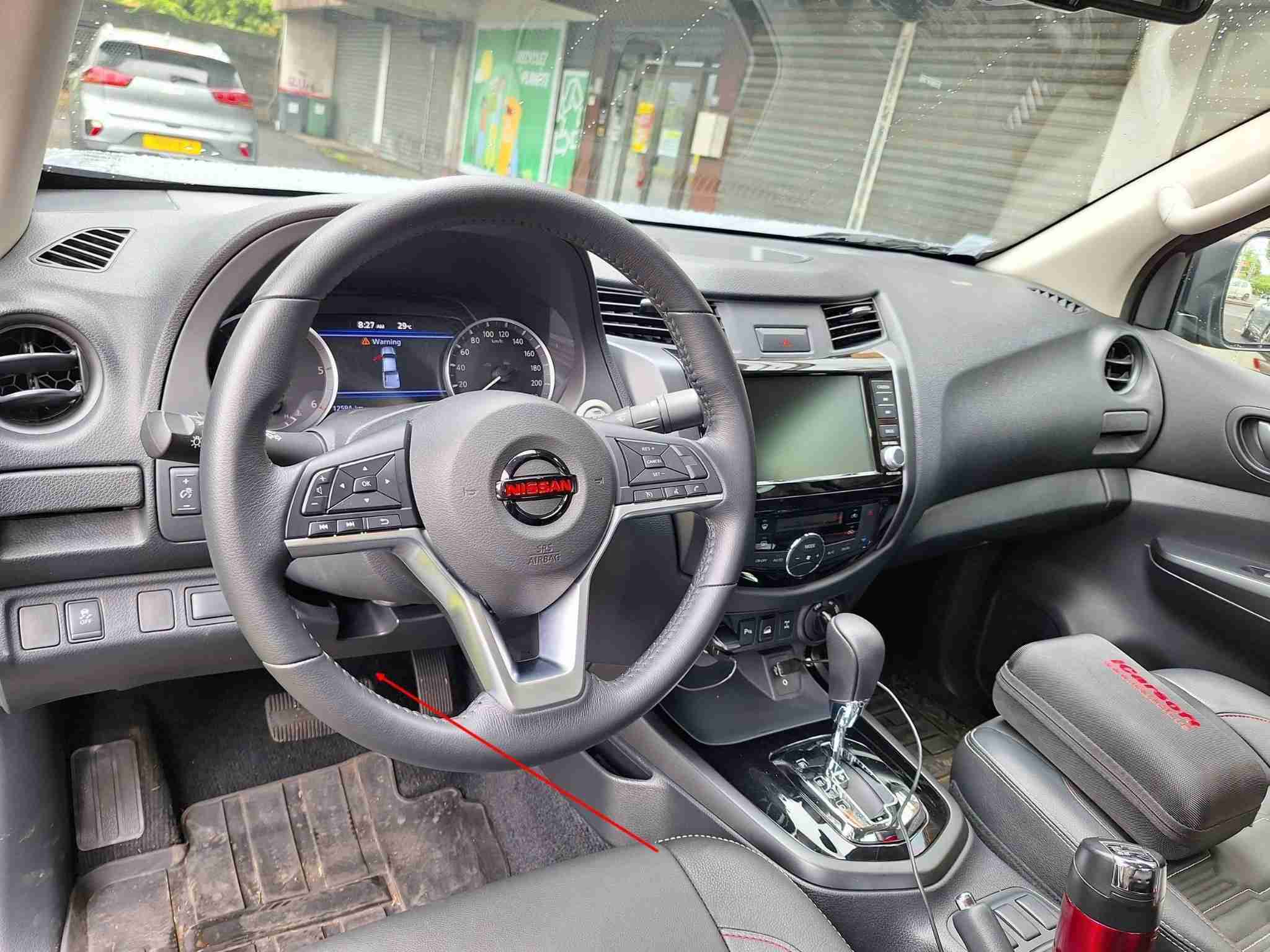 Localisation de la prise de diagnostic OBD2 sous le volant d un Nissan Navara Pro 4X
