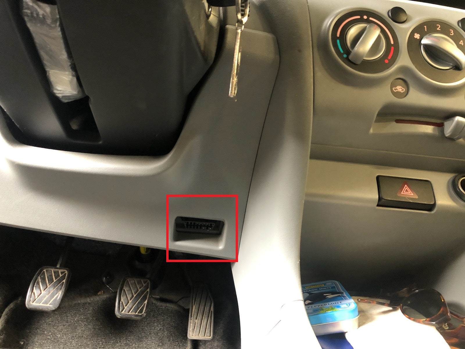 Localisation de la prise de diagnostic OBD2 sous le volant d une Nissan Pixo de 2010