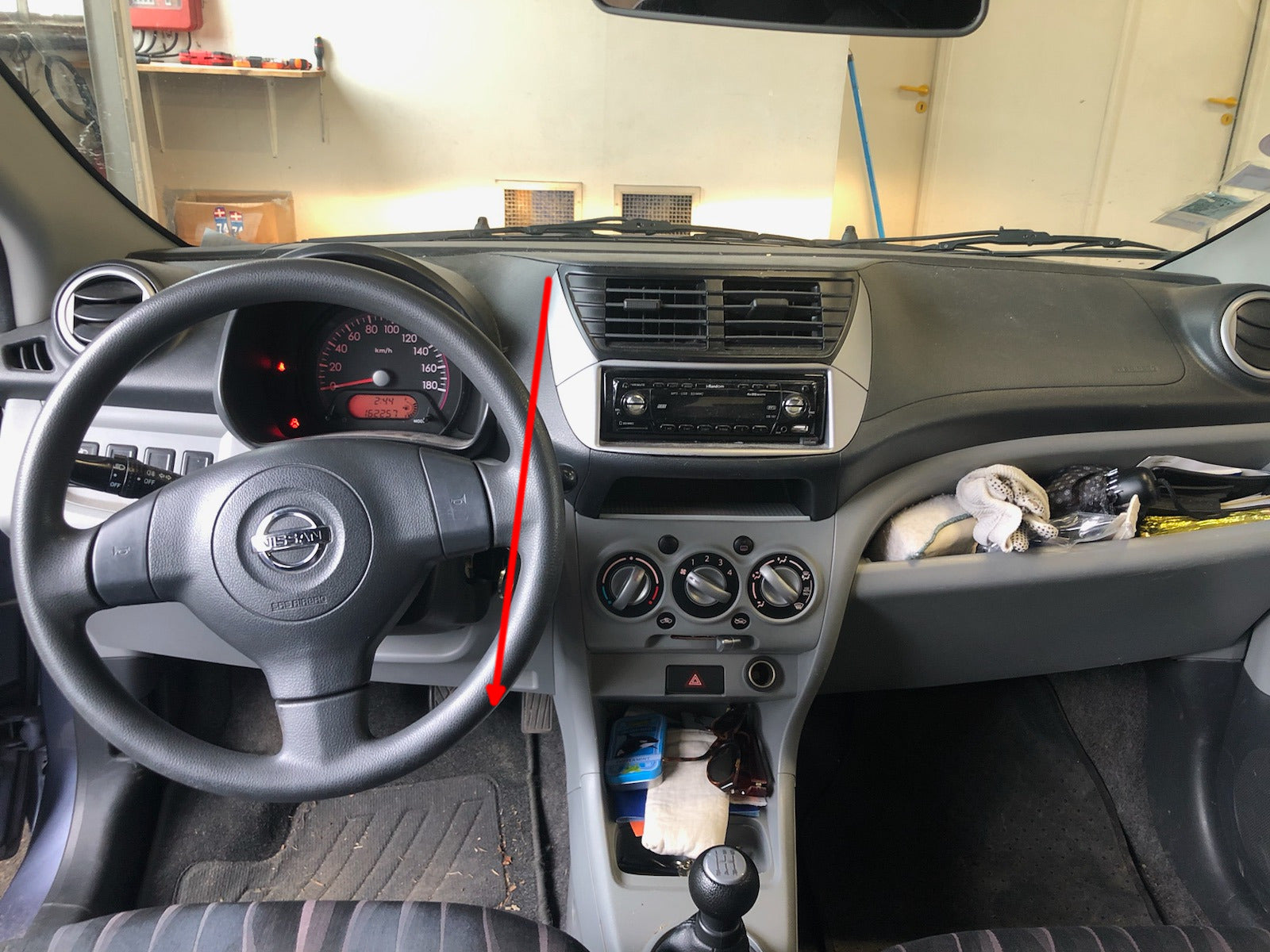 Photo de l habitacle indiquant l emplacement de la prise OBD pour un diagnostic sur Nissan Pixo 2010