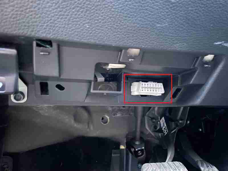 Emplacement de la prise de diagnostic OBD2 sous le volant d une Nissan Qashqai de 2021