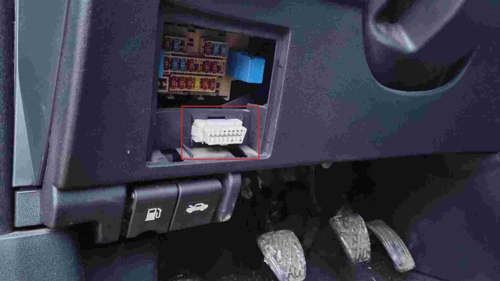 Emplacement de la prise OBD2 sur un Nissan Qashqai 2009 sous la boîte à fusibles