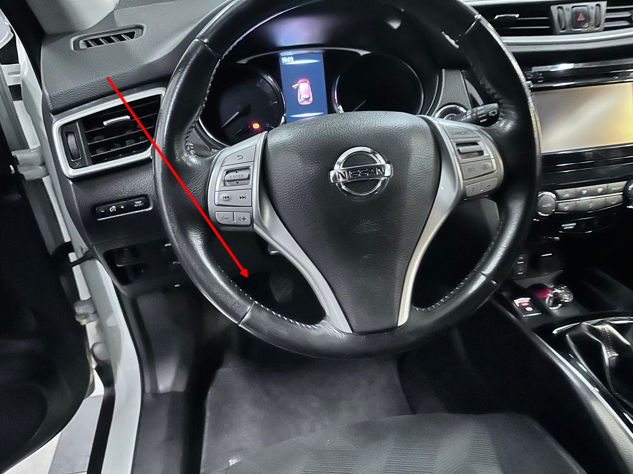 Localisation et branchement de la prise de diagnostic OBD2 sur un Nissan Qashqai