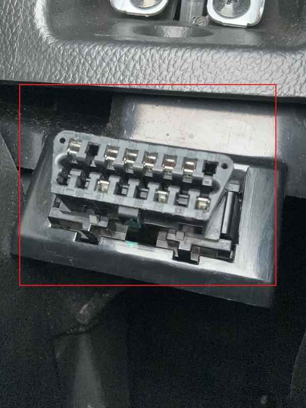 Gros plan sur la prise de diagnostic OBD2 noire d'un Opel Antara