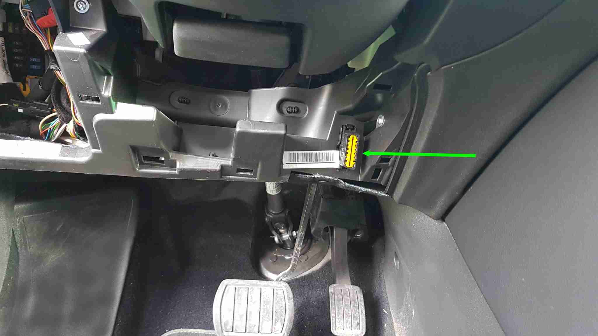 Localisation de la prise de diagnostic OBD2 jaune sous le volant de l Opel Grandland X