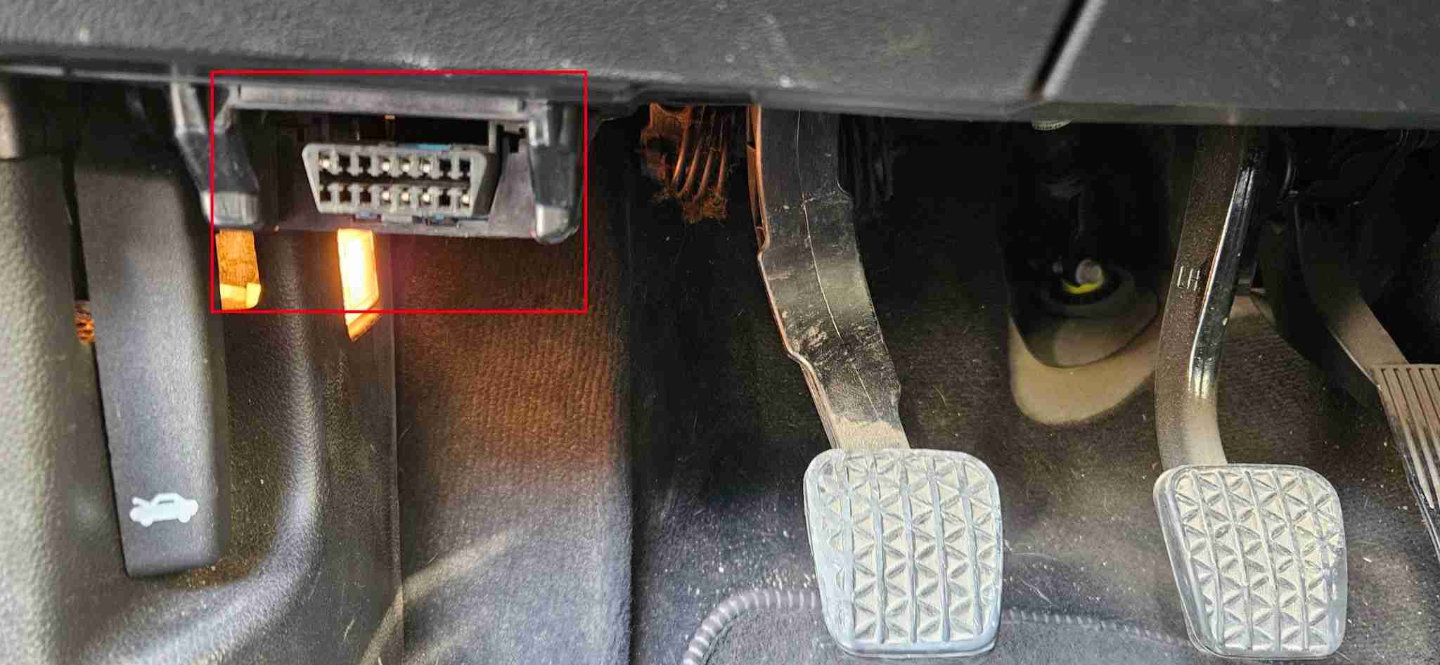 Emplacement de la prise de diagnostic OBD2 sous le tableau de bord Opel Insignia