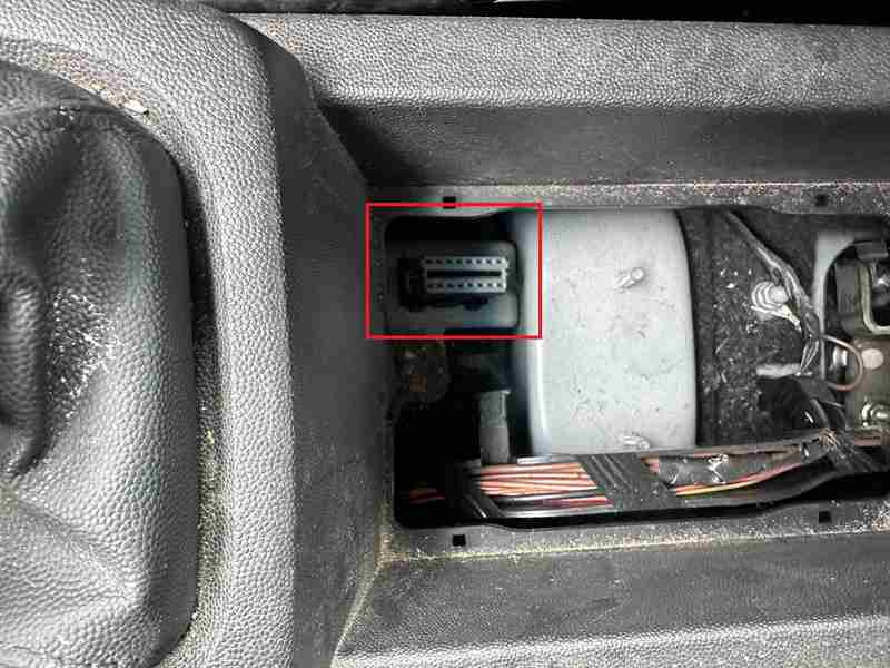 Emplacement de la prise OBD2 de diagnostic sous la console centrale d'une Opel Meriva