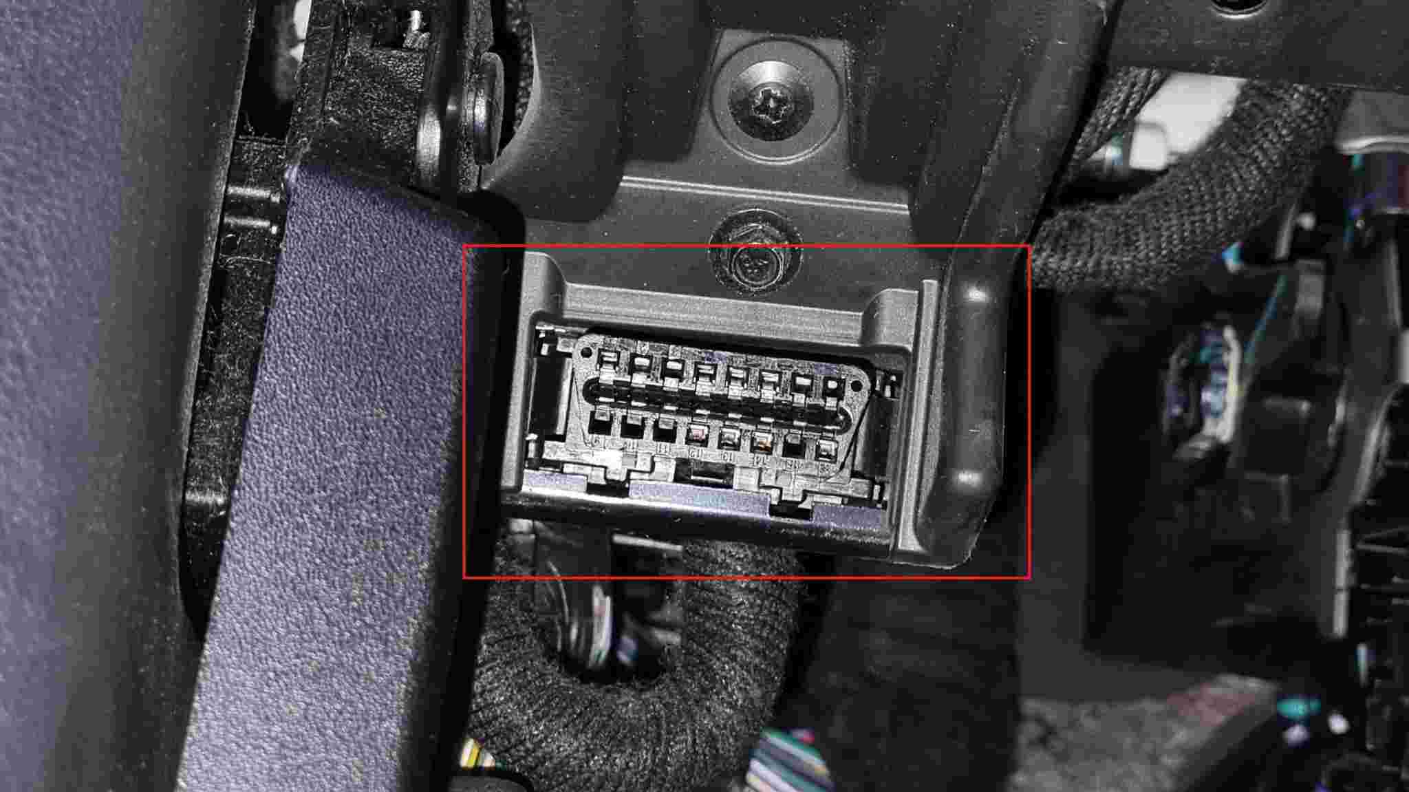 Emplacement de la prise de diagnostic OBD2 sous le tableau de bord d'un Opel Mokka