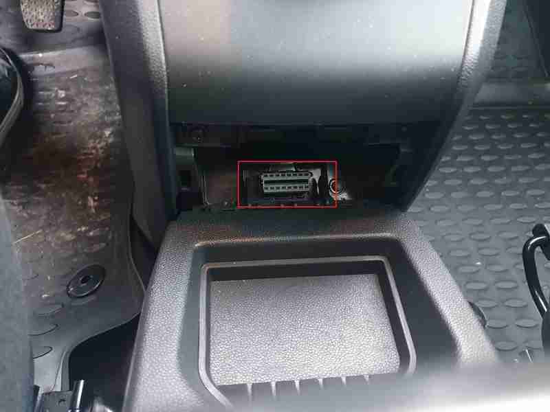 Emplacement de la prise OBD2 sur un Opel Zafira B sous la console centrale