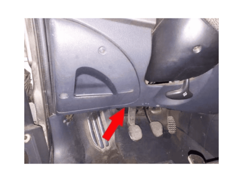Fleche rouge indiquant l emplacement de la prise OBD au dessus du pedalier d une Fiat Punto 2