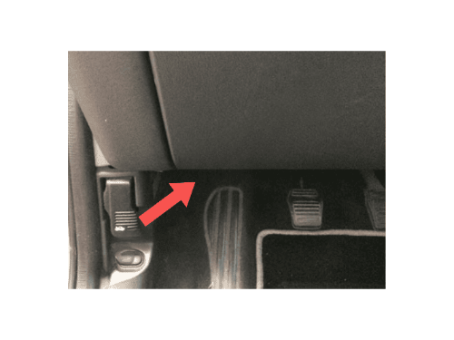 Emplacement de la prise OBD au niveau du pédalier d'une Ford Cougar avec flèche de repérage