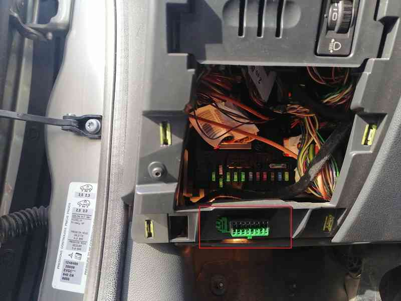 Emplacement de la prise de diagnostic OBD2 verte sur une Peugeot 3008 de 2011