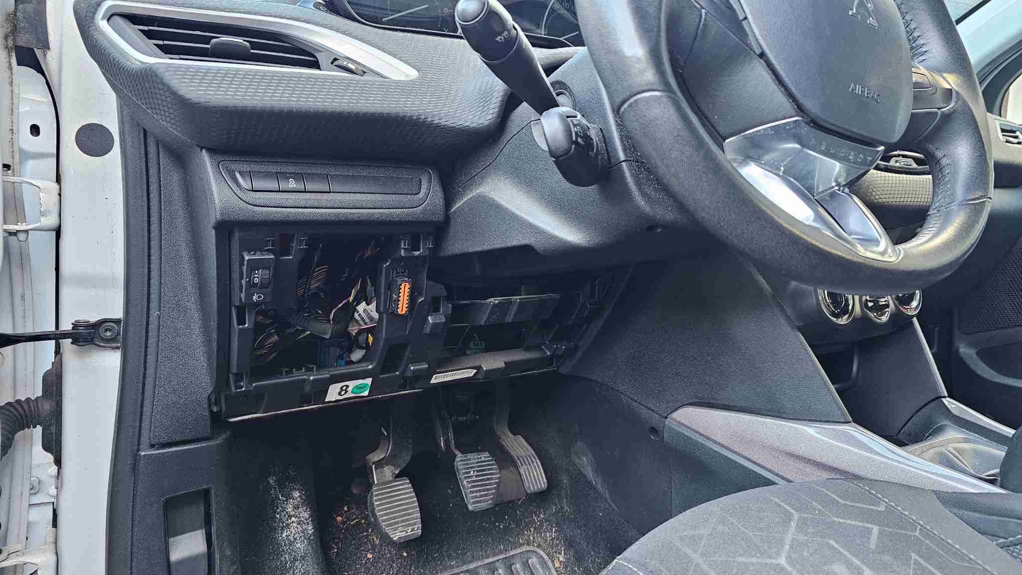 Emplacement de la prise de diagnostic OBD2 sous le volant d une Peugeot 2008