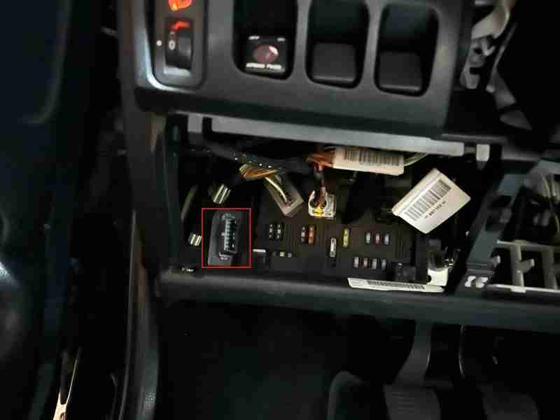 Localisation de la prise de diagnostic OBD2 sur une Peugeot 206 plus