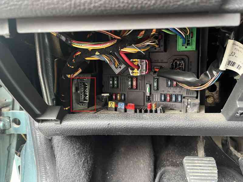 Emplacement de la prise de diagnostic OBD2 sur une Peugeot 206 SW près de la boîte à fusibles