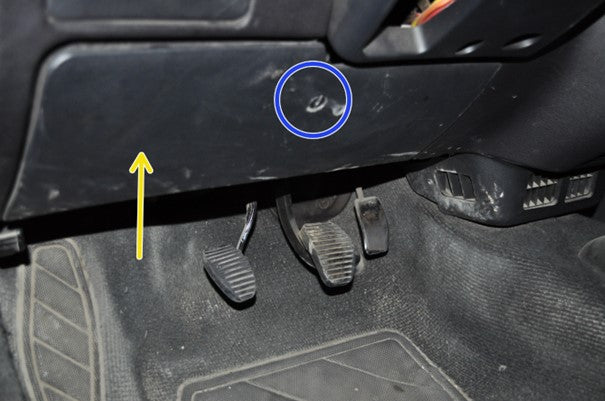 Localisation de la prise de diagnostic OBD sur Peugeot 306 sous le volant