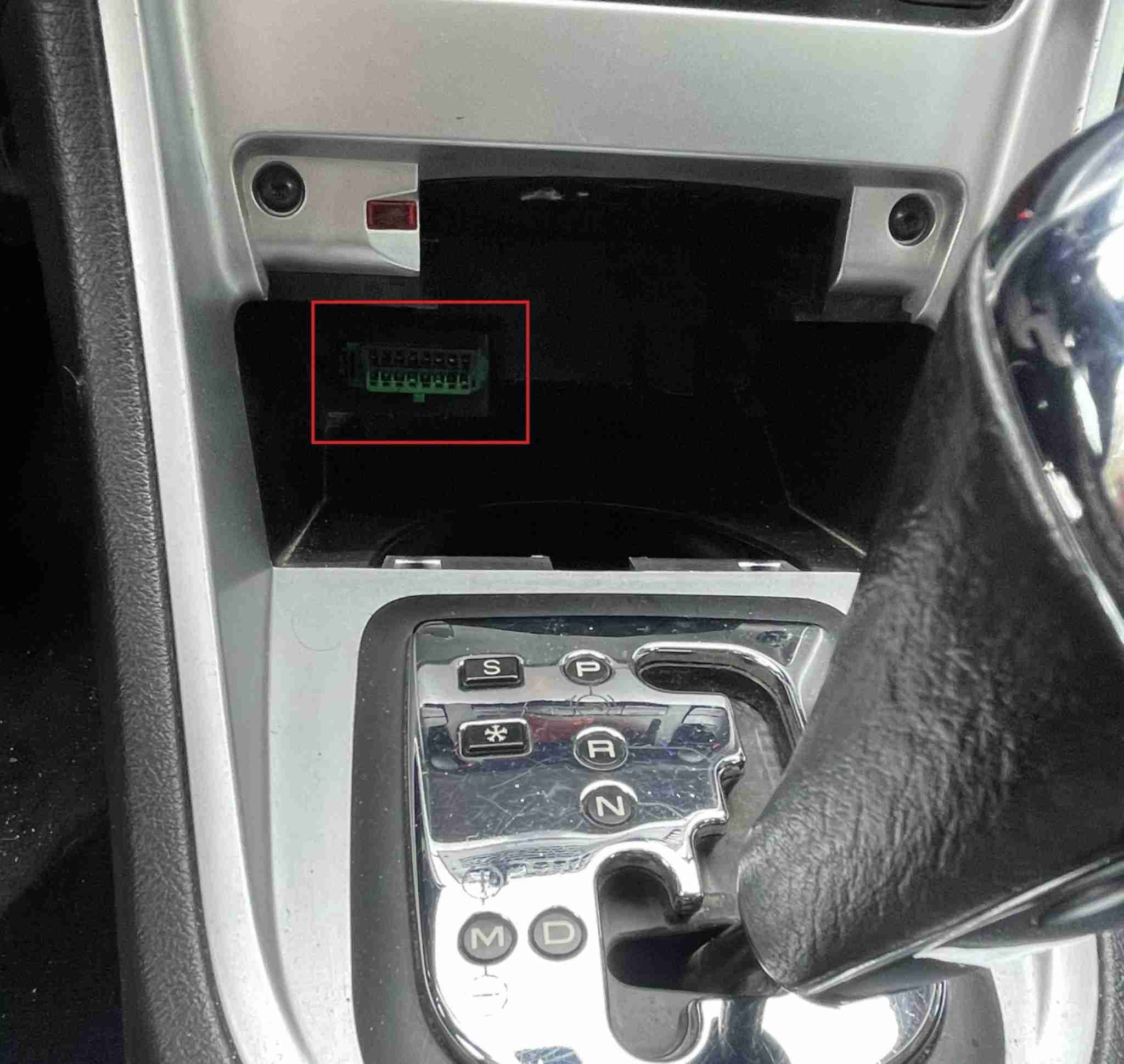 Prise de diagnostic OBD2 verte située sous la console d une Peugeot 307 Phase 2