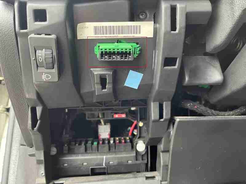 Emplacement de la prise de diagnostic OBD2 verte sur une Peugeot 307 SW phase 2