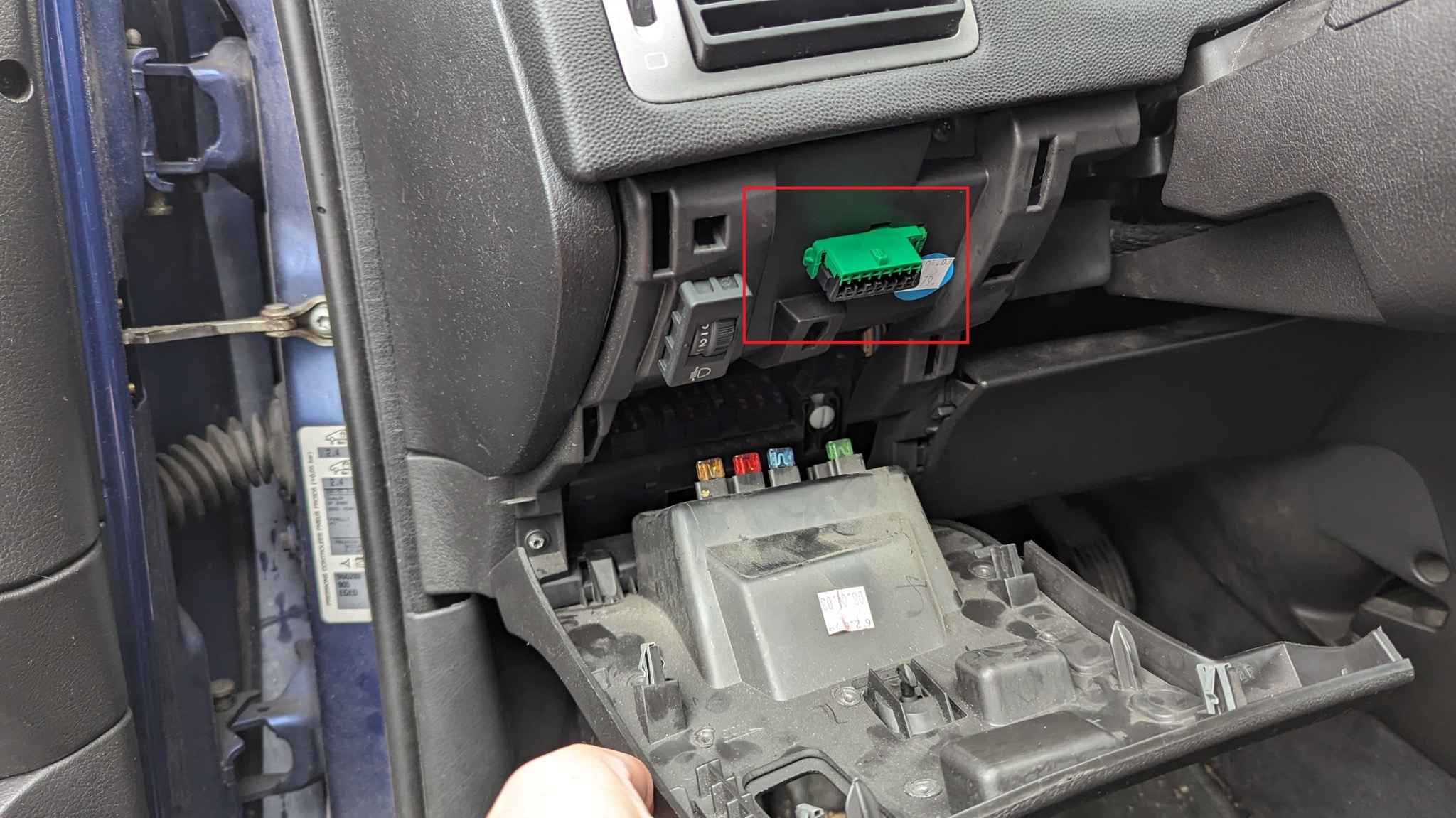 Localisation de la prise de diagnostic OBD2 verte sur une Peugeot 307 XSI