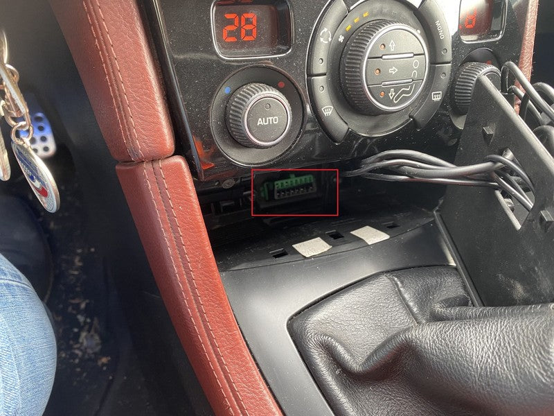 Emplacement de la prise de diagnostic OBD2 verte sur une Peugeot 308 CC