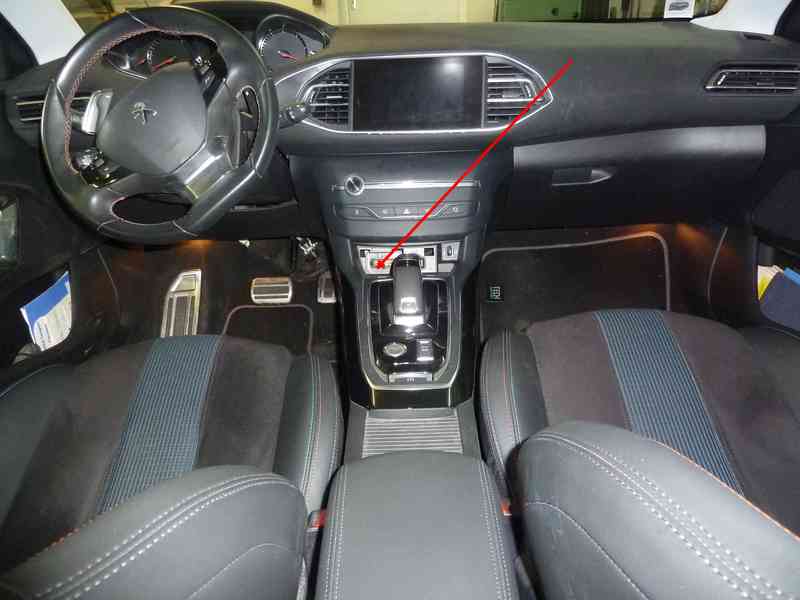Emplacement de la prise OBD pour brancher une valise diagnostic sur Peugeot 308
