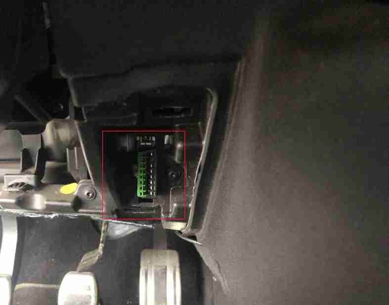 Emplacement de la prise OBD2 sur Peugeot 3008 située sous le volant pour brancher une valise de diagnostic