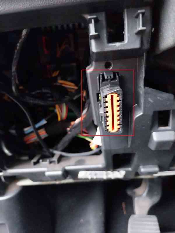 Emplacement de la prise OBD2 de diagnostic auto sur une Peugeot 208