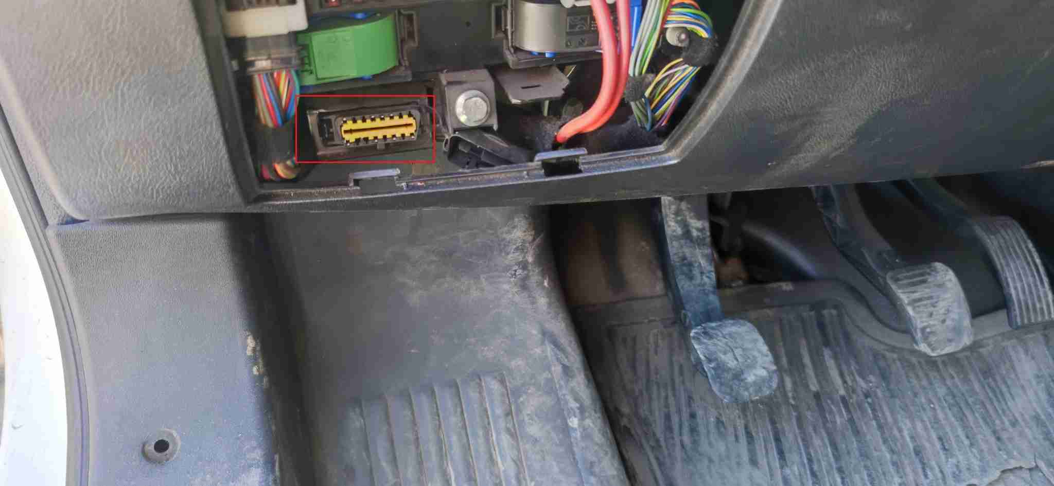 Prise de diagnostic OBD2 jaune visible sous le tableau de bord d un Peugeot Boxer