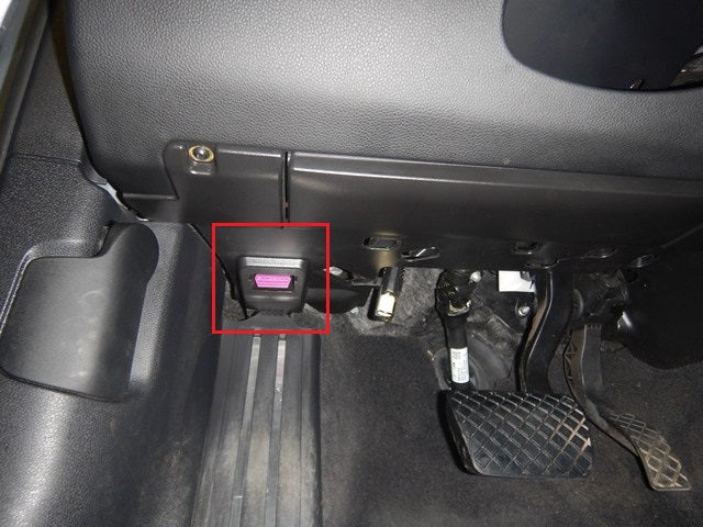 Localisation de la prise de diagnostic OBD2 violette sous le tableau de bord