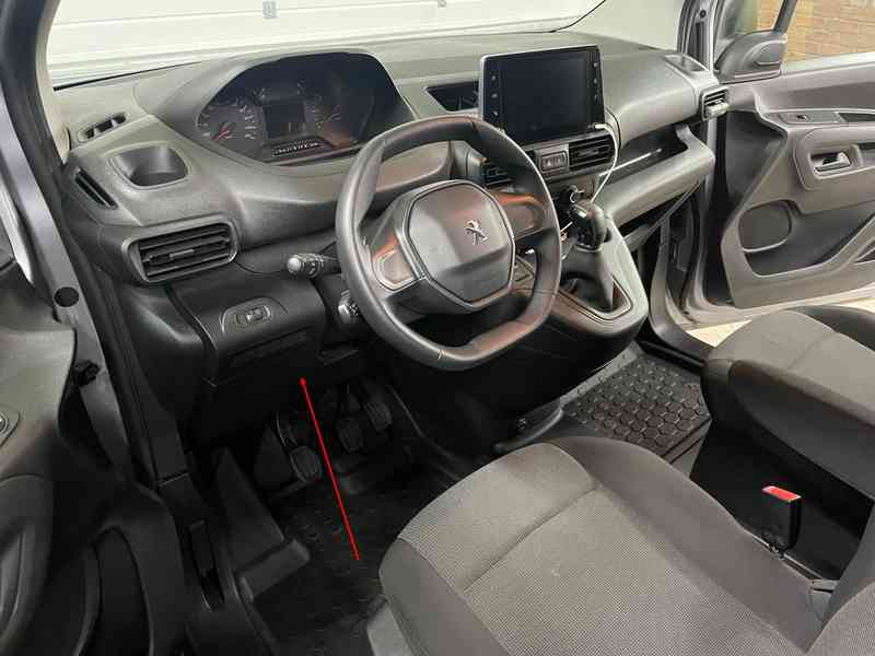 Localisation de la prise de diagnostic OBD2 dans l'habitacle d'un Peugeot Partner 3