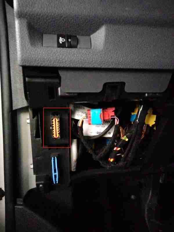 Emplacement de la prise de diagnostic OBD2 sous le tableau de bord d'un Peugeot Traveller