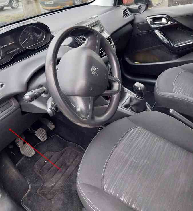 Photo montrant l emplacement de la prise OBD pour Peugeot 208 sous le volant