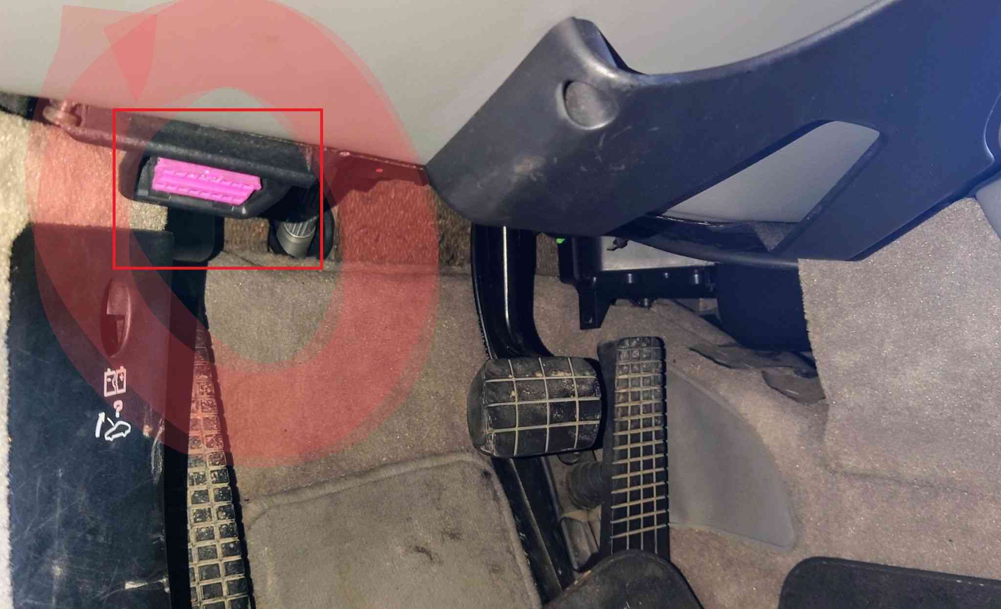 Emplacement de la prise OBD2 rose sous le tableau de bord d une Porsche Boxster 986 S
