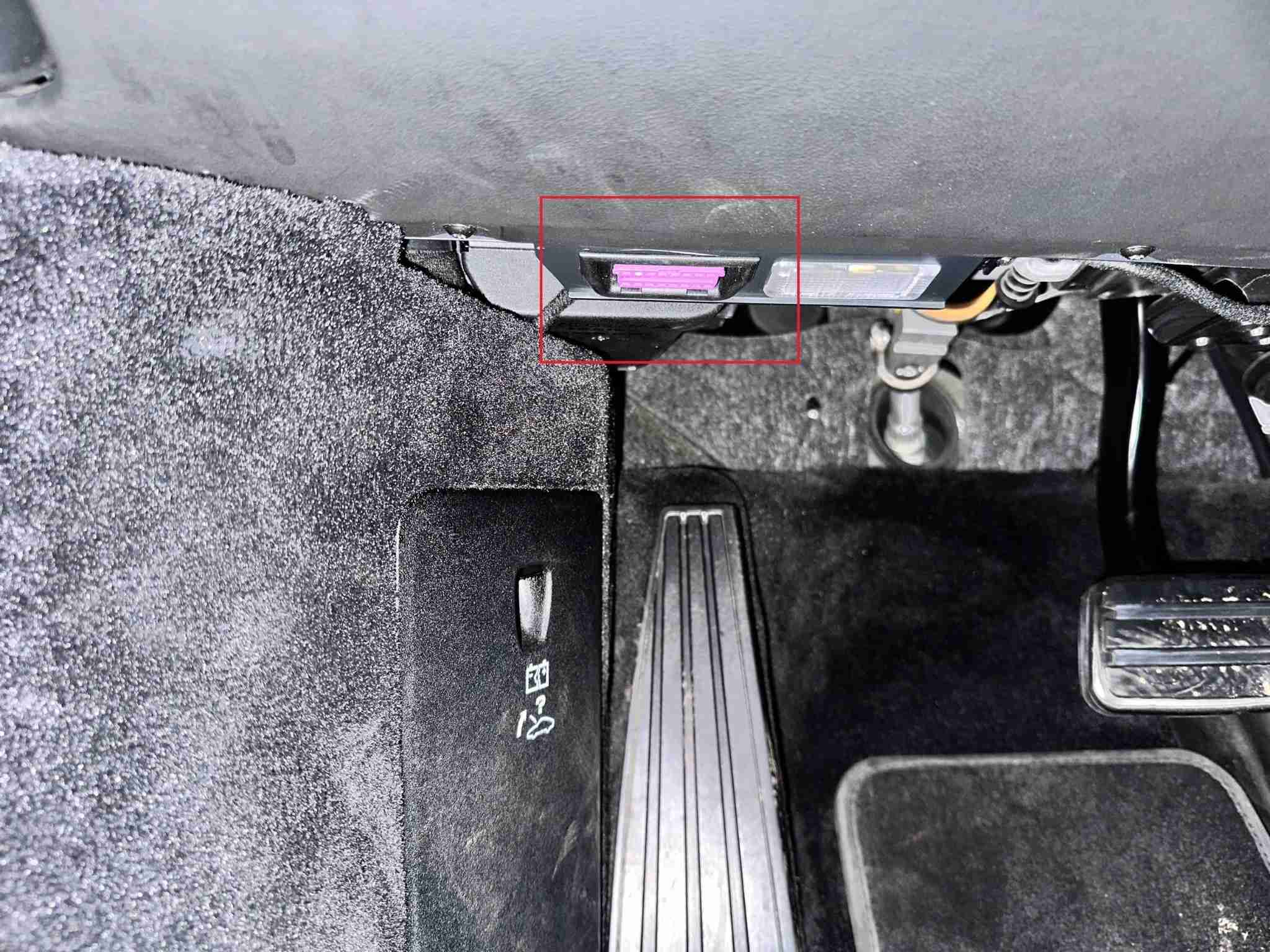 Localisation de la prise de diagnostic OBD2 violette sous le tableau de bord d une Porsche 997
