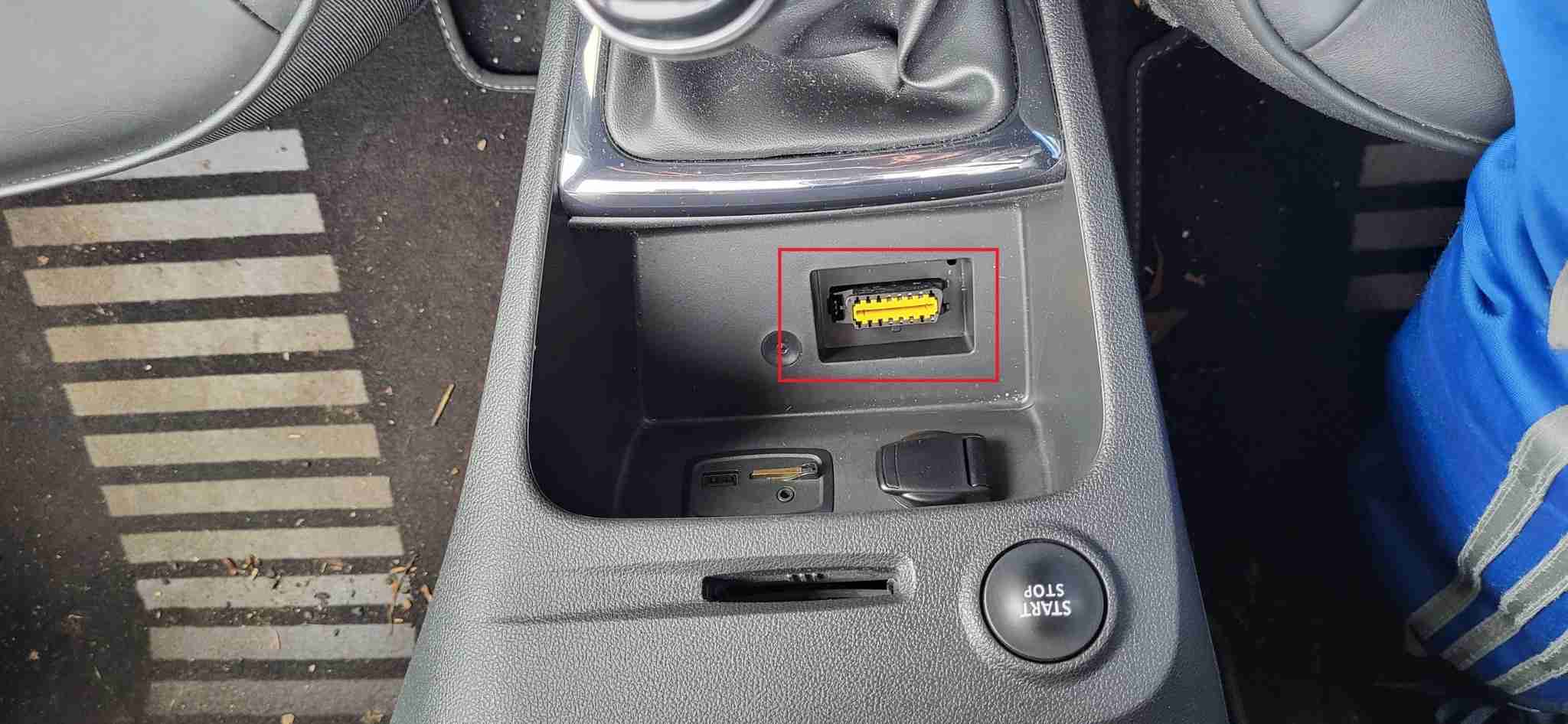 Emplacement de la prise de diagnostic OBD2 jaune dans la console centrale d'un Renault Captur