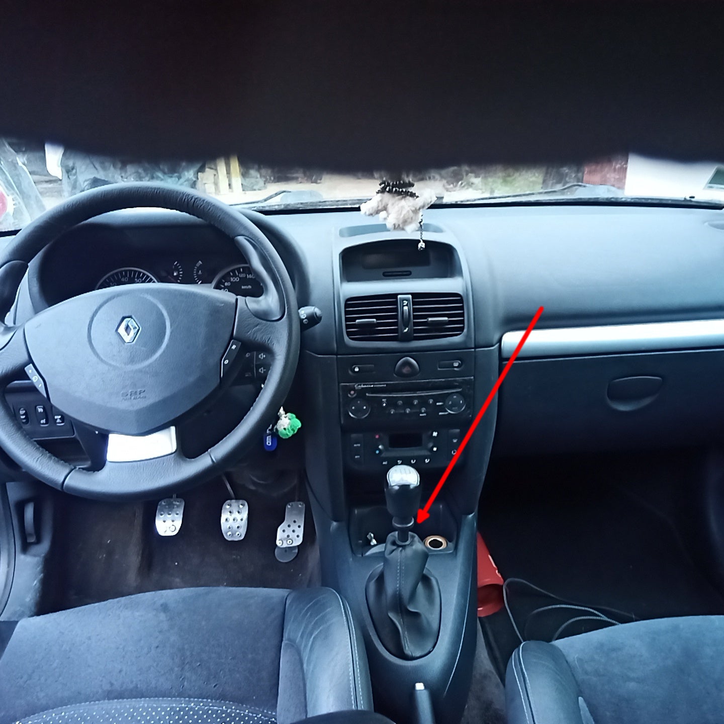 Localisation de la prise de diagnostic OBD sous le levier de vitesse d'une Renault