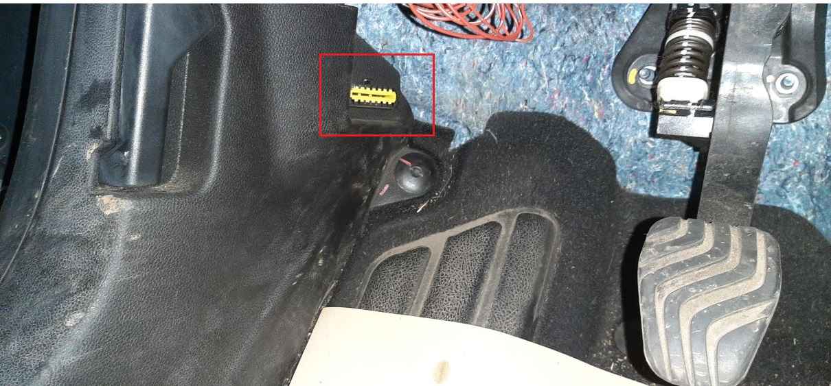 Emplacement de la prise de diagnostic OBD2 jaune sur une Renault Clio 5