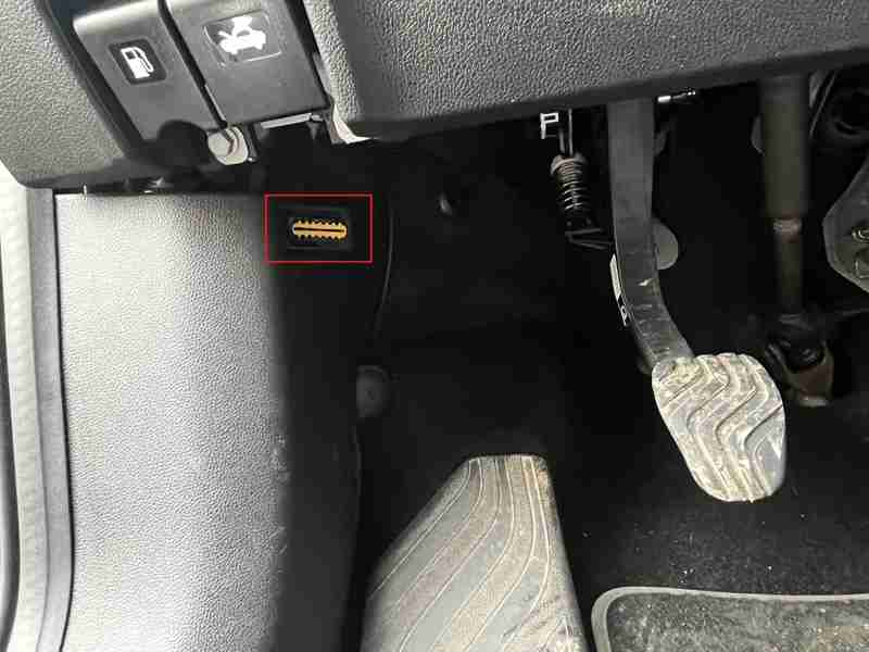 Localisation de la prise de diagnostic OBD2 orange sur un Renault Kadjar près des pédales
