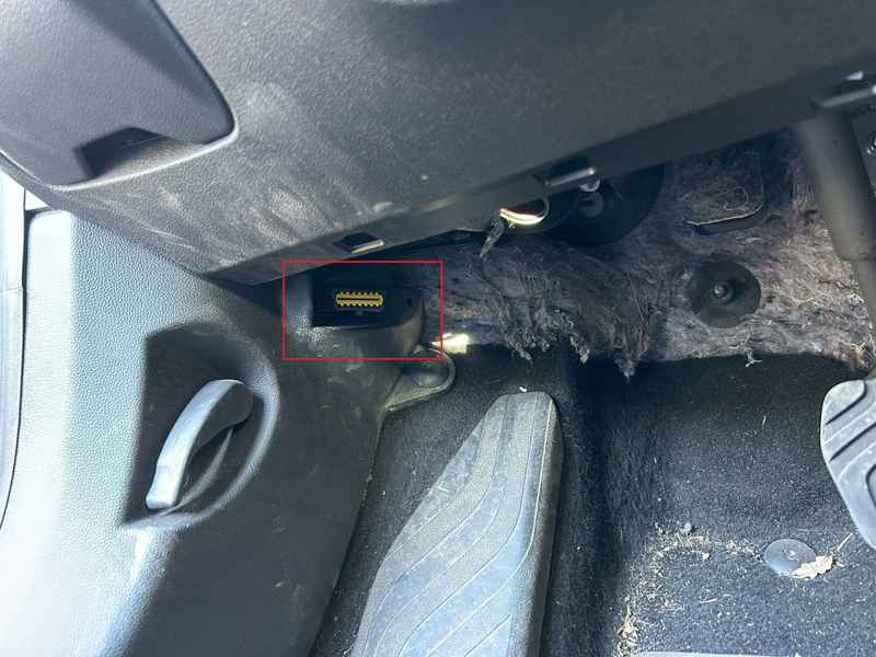 Emplacement de la prise de diagnostic OBD2 jaune sous le tableau de bord d une Renault Megane 4 Estate