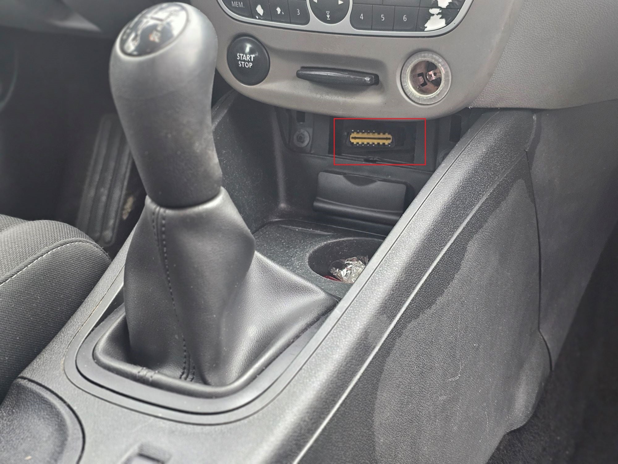 Prise de diagnostic OBD jaune situee pres du levier de vitesse d une Renault